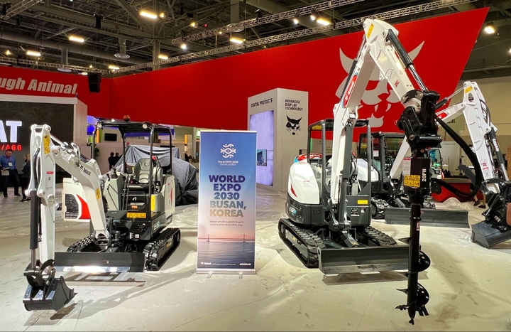 [서울=뉴시스] 두산밥캣이 지난해 3월 미국 라스베이거스에서 열리는 건설장비 전시회 ‘콘엑스포 2023’에 전시한 제품. (사진=두산밥캣 제공) 2023.03.15. photo@newsis.com *재판매 및 DB 금지