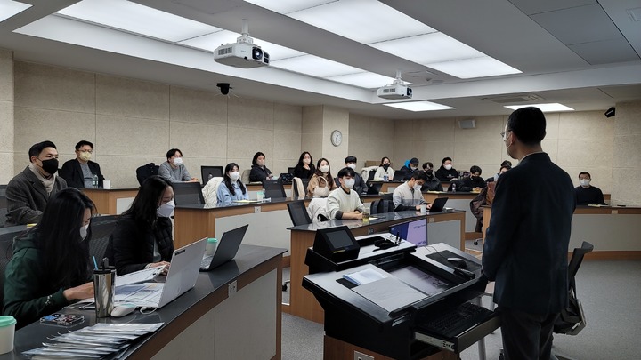 [서울=뉴시스] 지난 1월 서울 카이스트 홍릉캠퍼스 한 강의실에서 Impact MBA(SE MBA) 올해 입학생들이 참여해 신입생 오리엔테이션이 진행되고 있다. (사진=SK그룹) 2023.3.15. photo@newsis.com *재판매 및 DB 금지