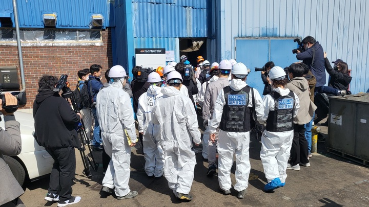 [뉴시스=대전]한국타이어 대전 공장에서 발생한 화재 관련 원인 규명을 위해 5개 기관 40명이 현장으로 진입하고 있다. 2023.03.14. ssong1007@newsis.com *재판매 및 DB 금지