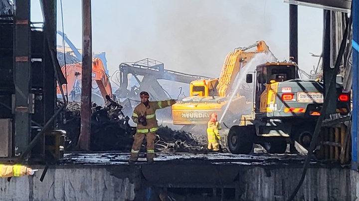 [뉴시스=대전]14일 오전 불이 난 한국타이어 대전 공장에서 굴삭기를 이용 잔불 정리를 하고 있다. 2023.03.14. ssong1007@newsis.com *재판매 및 DB 금지