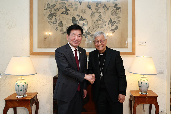 [서울=뉴시스] 추상철 기자 = 김진표 국회의장이 13일(현지시간) 이탈리아 주교황청 대사관저를 방문해 유흥식 추기경과 오찬에 앞서 기념촬영을 하고 있다. (사진= 국회의장실 제공) 2023.03.14. photo@newsis.com *재판매 및 DB 금지