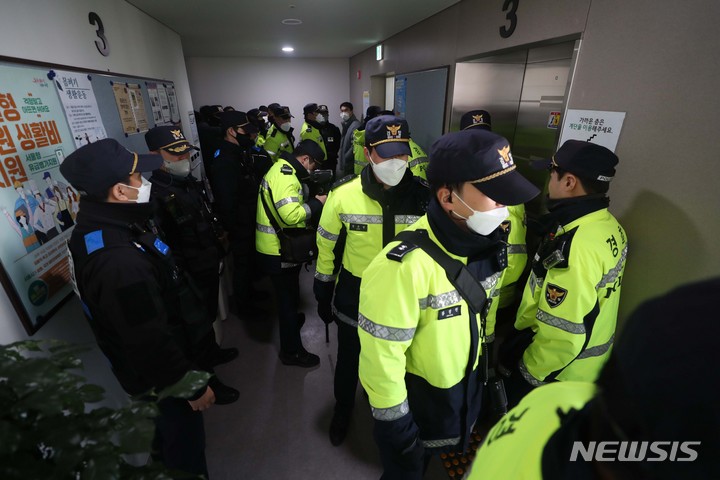 [서울=뉴시스] 조성봉 기자 = 서울경찰청 광역수사단 강력범죄수사대가 14일 오전 서울 마포구 민주노총 전국건설노조 수도권북부지역본부 사무실 압수수색을 하기 위해 대기하고 있다 2023.03.14. suncho21@newsis.com