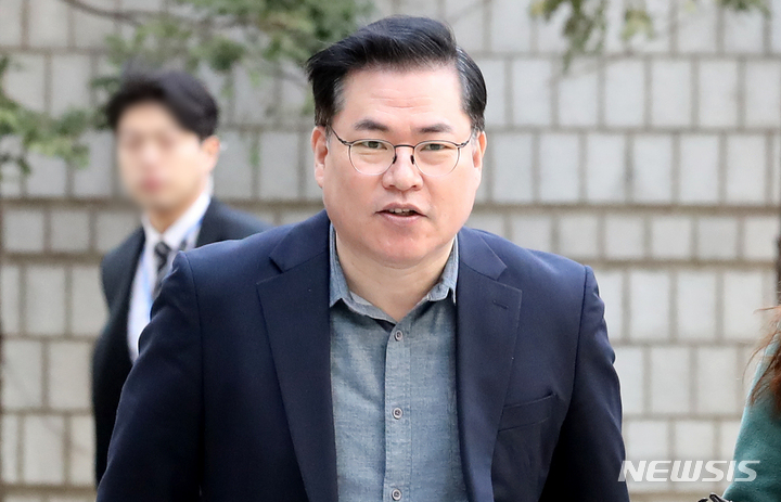 [서울=뉴시스] 고승민 기자 = 유동규 전 성남도시개발공사 본부장이 14일 서울중앙지법에서 열린 정치자금법 위반, 뇌물수수 의혹 3차 공판에 출석하고 있다. (공동취재사진) 2023.03.14. photo@newsis.com