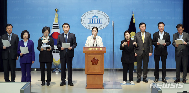 [서울=뉴시스] 전진환 기자 = 더불어민주당 대일굴욕외교대책위원회 소속 유정주(가운데) 의원이 14일 오전 서울 여의도 국회 소통관에서 열린 윤석열 정권의 '제3자 변제' 강제동원 해법 철회 촉구 기자회견에서 발언하고 있다. 2023.03.14. amin2@newsis.com