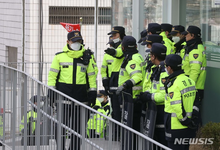 [서울=뉴시스] 조성봉 기자 = 서울경찰청 광역수사단 강력범죄수사대가 지난 14일 오전 서울 마포구 민주노총 전국건설노조 수도권북부지역본부 사무실 압수수색을 하기 위해 대기하고 있다 2023.03.14. suncho21@newsis.com