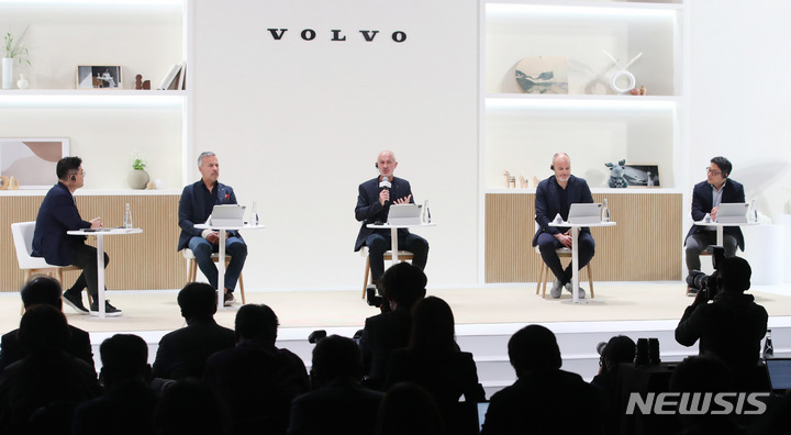 [서울=뉴시스] 김진아 기자 = 볼보자동차코리아가 14일 오전 서울 중구 신라호텔에서 '새로운 볼보의 시대'(A New Era of Volvo Cars)라는 주제로 미디어 콘퍼런스를 개최하고 있다. 왼쪽부터 하비에르 발레라 최고운영책임자 겸 부사장, 짐 로완 글로벌 최고경영자, 비에른 앤월 최고운영책임자 겸 부사장, 이윤모 볼보자동차코리아 대표. 2023.03.14. bluesoda@newsis.com