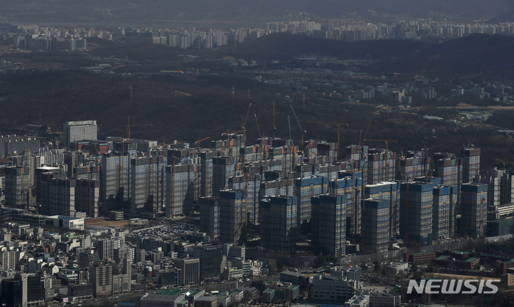[서울=뉴시스] 조수정 기자 = 지난해 서울 아파트 평균 분양가가 3.3㎡당 3천474만 원으로 전년(2천798만 원) 대비 24.2%(676만 원) 올랐다. 서울 아파트 3.3㎡당 평균 분양가가 3천만 원을 넘은 것은 처음이다. 상승률은 2018년(29.8%), 2012년(25.4%)에 이어 역대 3번째로 높았다. 사진은 14일 서울 송파구 롯데월드타워 서울스카이전망대에서 바라본 강동구 올림픽파크포레온 공사현장. 2023.03.14.chocrystal@newsis.com