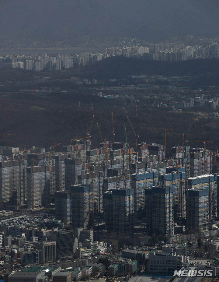 [서울=뉴시스] 조수정 기자 = 사진은 서울 송파구 롯데월드타워 서울스카이전망대에서 바라본 강동구 올림픽파크포레온 공사현장. 2023.03.14.chocrystal@newsis.com