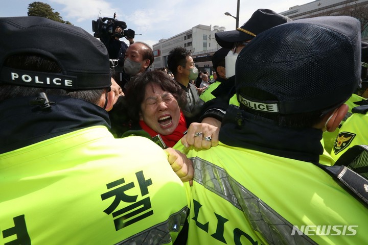 [서울=뉴시스] 조성봉 기자 = 이태원 참사 유가족이 14일 서울 용산구 대통령 집무실 앞에서 ‘대통령 면담과 공식사과 촉구 기자회견’을 마치고 행진을 시작하자 경찰이 제지하고 있다. 2023.03.14. suncho21@newsis.com