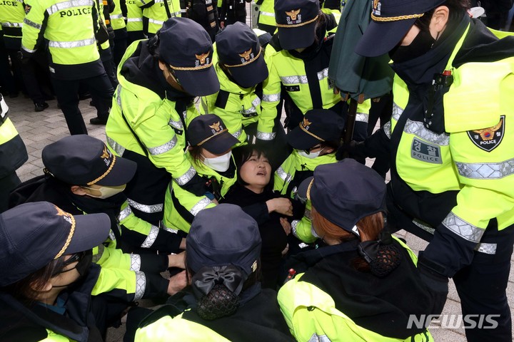 [서울=뉴시스] 조성봉 기자 = 이태원 참사 유가족이 14일 서울 용산구 대통령 집무실 앞에서 ‘대통령 면담과 공식사과 촉구 기자회견’을 마치고 행진을 시작하자 경찰이 제지하고 있다. 2023.03.14. suncho21@newsis.com