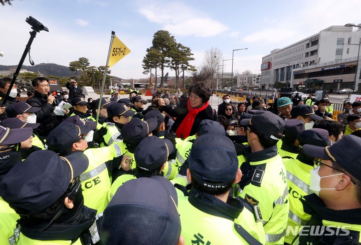 [서울=뉴시스] 조성봉 기자 = 이태원 참사 유가족들이 14일 서울 용산구 대통령 집무실 앞에서 ‘대통령 면담과 공식사과 촉구 기자회견’을 마치고 행진을 시작하자 경찰이 제지하고 있다. 2023.03.14. suncho21@newsis.com