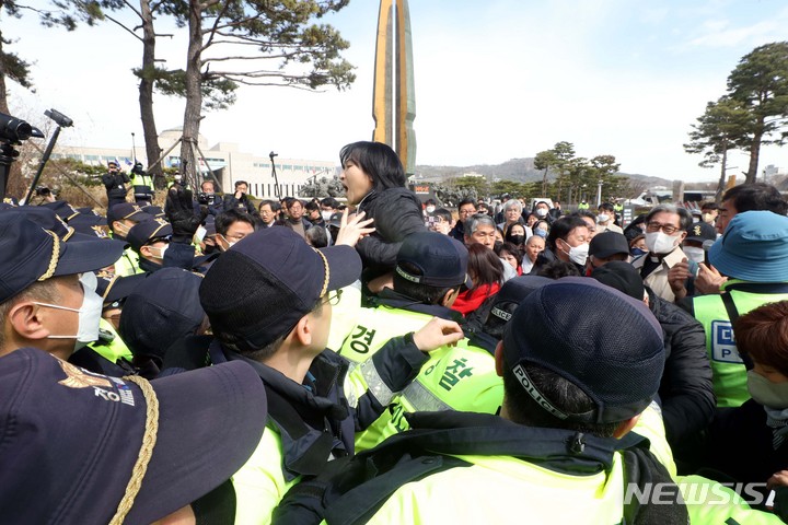 [서울=뉴시스] 조성봉 기자 = 이태원 참사 유가족들이 14일 서울 용산구 대통령 집무실 앞에서 ‘대통령 면담과 공식사과 촉구 기자회견’을 마치고 행진을 시작하자 경찰이 제지하고 있다. 2023.03.14. suncho21@newsis.com