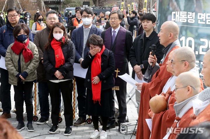 [서울=뉴시스] 조성봉 기자 = 14일 서울 용산구 대통령 집무실 앞에서 열린 ‘대통령 면담과 공식사과를 촉구하는 10.29 이태원 참사 4개 종단 기도회 및 입장발표 기자회견’에서 유가족을 눈물을 훔치고 있다.  2023.03.14. suncho21@newsis.com