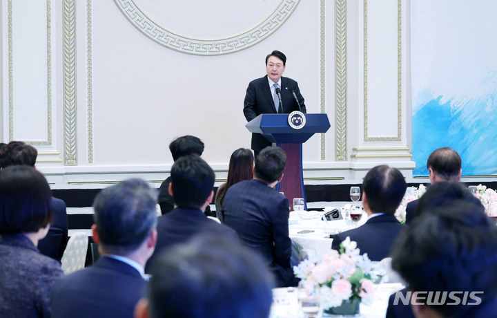[서울=뉴시스] 홍효식 기자 = 윤석열 대통령이 14일 청와대 영빈관에서 열린 일자리 창출 우수기업 최고경영자(CEO) 초청 오찬에서 발언하고 있다. (대통령실통신사진기자단) 2023.03.14. yesphoto@newsis.com