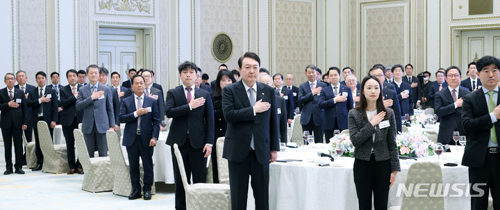 [서울=뉴시스] 홍효식 기자 = 윤석열 대통령이 14일 청와대 영빈관에서 열린 일자리 창출 우수기업 최고경영자(CEO) 초청 오찬에서 국기에 대한 경례를 하고 있다. (대통령실통신사진기자단) 2023.03.14. yesphoto@newsis.com