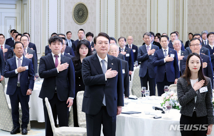 [서울=뉴시스] 홍효식 기자 = 윤석열 대통령이 14일 청와대 영빈관에서 열린 일자리 창출 우수기업 최고경영자(CEO) 초청 오찬에서 국기에 대한 경례를 하고 있다. (대통령실통신사진기자단) 2023.03.14. yesphoto@newsis.com