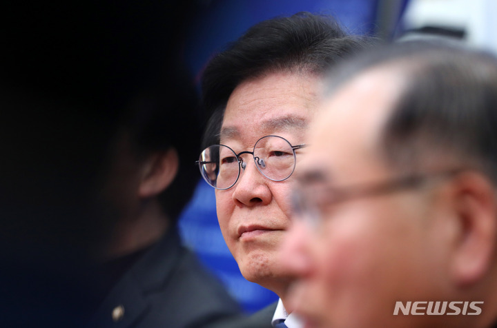 [서울=뉴시스] 추상철 기자 = 지난 14일 이재명 더불어민주당 대표가 서울 여의도 국회에서 열린 총선 공천제도TF 회의에 참석해 있다. 2023.03.14. scchoo@newsis.com