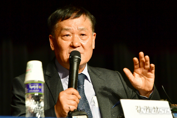 [광주=뉴시스] 이영주 기자 = 5·18민주화운동 당시 3공수여단 소속 계엄군으로서 시위 진압에 투입됐던 김귀삼씨가 14일 오후 광주 서구5·18기념문화센터에서 열린 5·18부상자회의 증언회에 참석해 광주역 시위 진압 당시를 설명하고 있다. 2023.03.14. leeyj2578@newsis.com