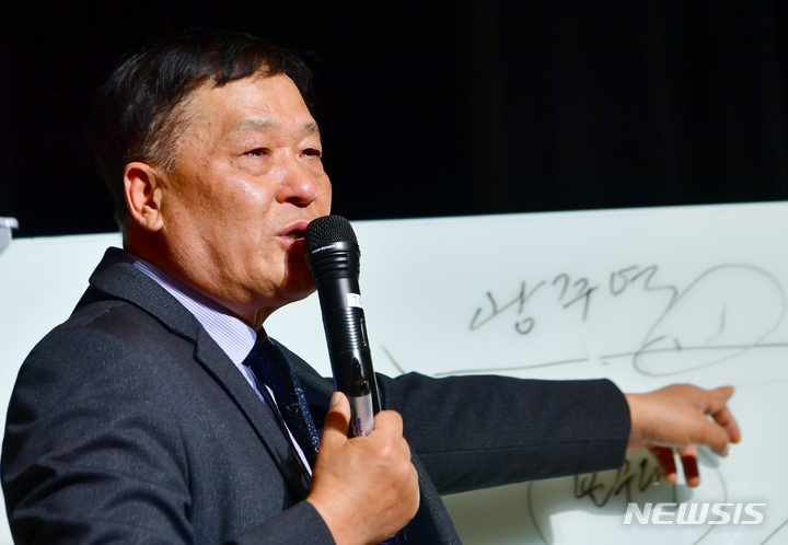 [광주=뉴시스] 이영주 기자 = 5·18민주화운동 당시 3공수여단 소속 계엄군으로서 시위 진압에 투입됐던 김귀삼씨가 14일 오후 광주 서구5·18기념문화센터에서 열린 5·18부상자회의 증언회에 참석해 광주역 시위 진압 당시를 설명하고 있다. 2023.03.14. leeyj2578@newsis.com