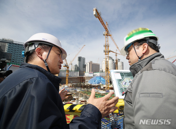 [서울=뉴시스] 김진아 기자 = 원희룡 국토교통부 장관이 14일 서울 동대문구의 한 주택재개발 신축공사 현장을 방문해 타워크레인 운용 및 건설현장 점검을 하고 있다. 2023.03.14. bluesoda@newsis.com