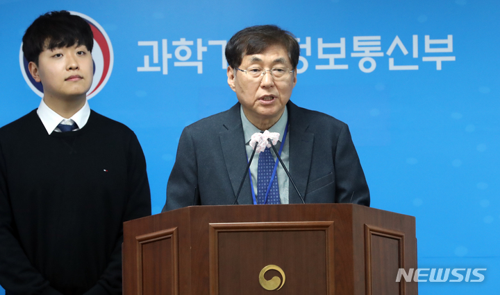 [세종=뉴시스] 강종민 기자 = 유회준 한국과학기술원(KAIST) 교수가 14일 세종시 정부세종청사에서 국내 최초로 DRAM 메모리 셀 내부에 직접 연산기를 집적해 인공지능 연산을 수행하는 PIM 반도체인 '다이나플라지아'를 개발했다고 밝히고 있다. 2023.03.14. ppkjm@newsis.com