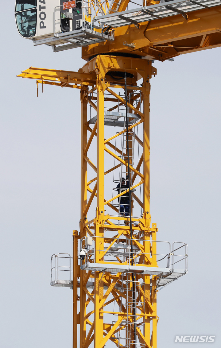 [서울=뉴시스] 김진아 기자 = 원희룡 국토교통부 장관이 14일 서울 동대문구의 한 주택재개발 신축공사 현장을 방문해 타워크레인 운용 및 건설현장 점검을 했다. 사진은 이날 서울 동대문구 한 주택재건축현장 모습. 2023.03.14. bluesoda@newsis.com