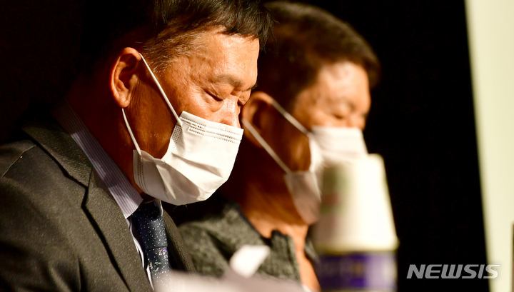 [광주=뉴시스] 이영주 기자 = 5·18민주화운동 당시 3공수여단 소속 계엄군으로서 시위 진압에 투입됐던 김귀삼(사진 왼쪽)씨가 14일 오후 광주 서구5·18기념문화센터에서 열린 5·18부상자회의 증언회에 참석해 생각에 잠겨있다. 2023.03.14. leeyj2578@newsis.com