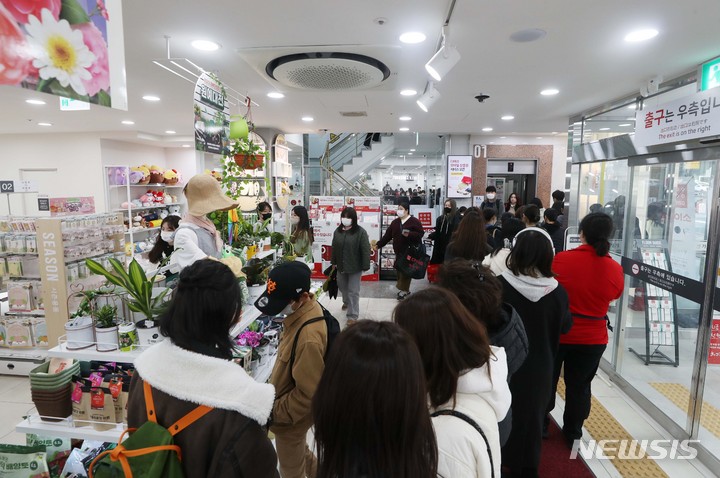 [서울=뉴시스] 조성봉 기자 = 코로나19 이후 문을 닫았던 다이소 명동역점이 지난 1일 영업을 재개했다. 사진은 14일 오후 서울 중구 다이소 명동역점 모습. 2023.03.14. suncho21@newsis.com