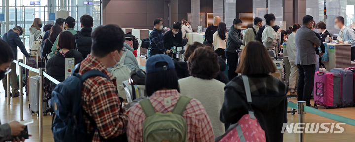 [인천공항=뉴시스] 김금보 기자 = 여객들이 14일 오후 인천국제공항 제2터미널 출국장에서 탑승수속을 하고 있다. 2023.03.14. kgb@newsis.com