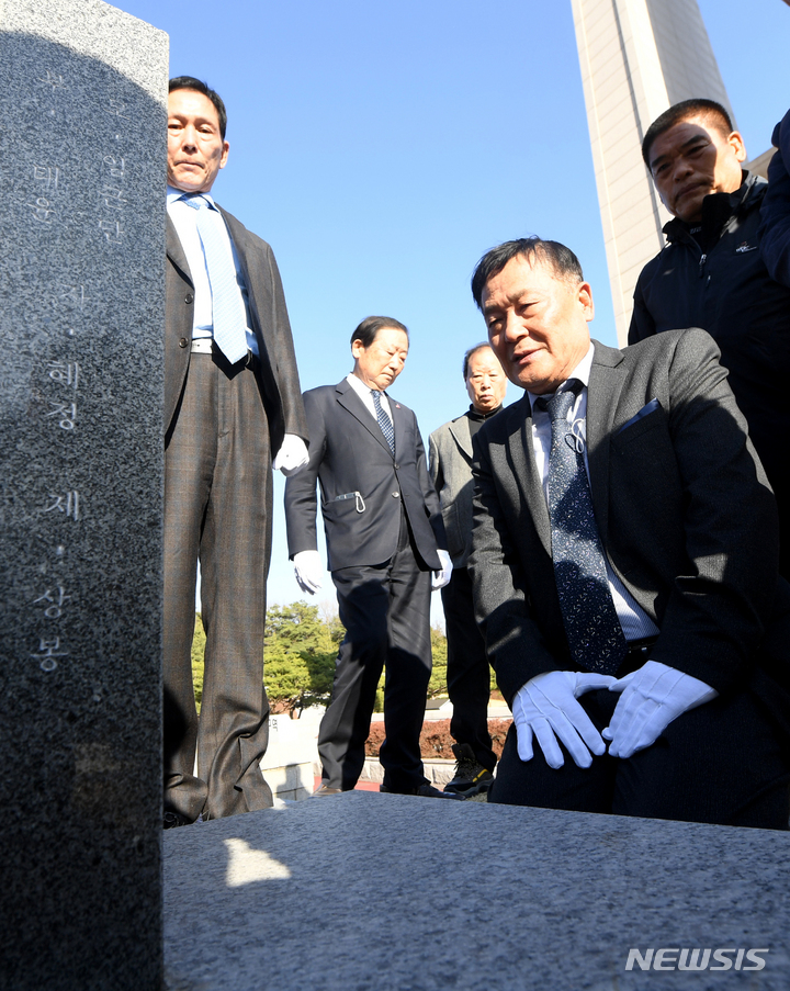 [광주=뉴시스] 변재훈 기자 = 5·18민주화운동 당시 제3공수여단 소속 계엄군 김귀삼씨가 14일 오후 광주 북구 운정동 국립 5·18민주묘지 내 첫 희생자 김경철 열사 묘 앞에서 무릎 꿇고 참배하고 있다. 2023.03.14. wisdom21@newsis.com