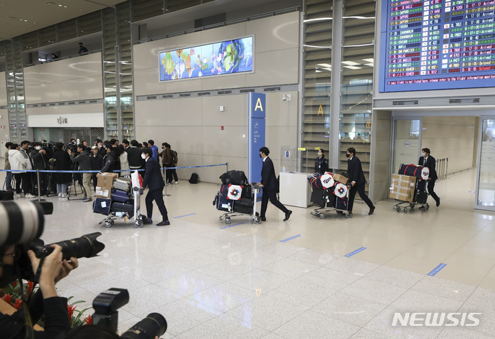 [인천공항=뉴시스] 김근수 기자 = 2023 월드베이스볼클래식(WBC) 한국 야구대표팀 선수들이 14일 오후 인천국제공항으로 귀국하고 있다. 2023.03.14. ks@newsis.com