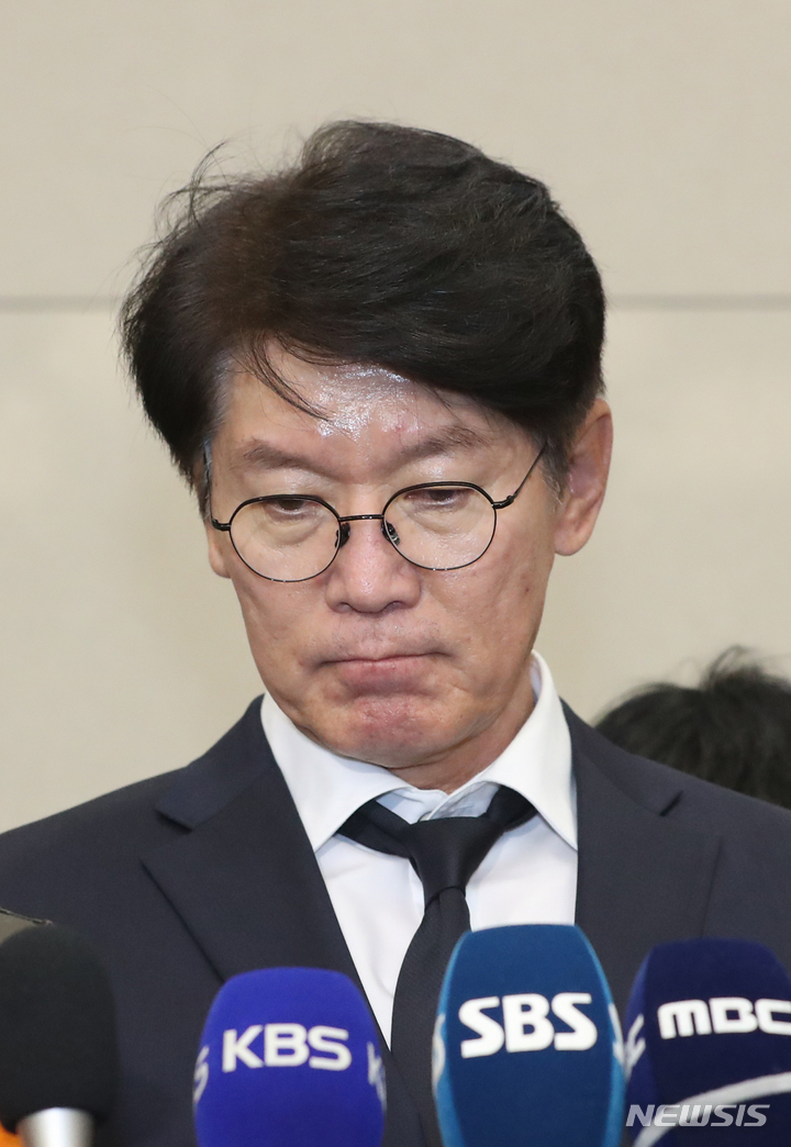 [인천공항=뉴시스] 김금보 기자 = 2023 월드베이스볼클래식(WBC) 한국 야구대표팀 이강철 감독이 14일 오후 인천국제공항 제2여객터미널을 통해 귀국 후 인터뷰를 하고 있다. 한국 야구 대표팀은 지난 13일 일본 도쿄돔에서 끝난 2023 WBC 1라운드 B조 경기에서 2승 2패를 기록, B조 3위에 그치면서 3개 대회 연속 1라운드 탈락의 수모를 겪었다. 2023.03.14. kgb@newsis.com