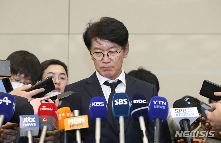[인천공항=뉴시스] 김금보 기자 = 2023 월드베이스볼클래식(WBC) 한국 야구대표팀 이강철 감독이 14일 오후 인천국제공항 제2여객터미널을 통해 귀국 후 인터뷰를 하고 있다. 한국 야구 대표팀은 지난 13일 일본 도쿄돔에서 끝난 2023 WBC 1라운드 B조 경기에서 2승 2패를 기록, B조 3위에 그치면서 3개 대회 연속 1라운드 탈락의 수모를 겪었다. 2023.03.14. kgb@newsis.com