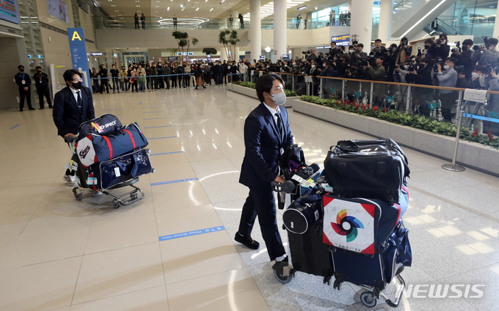 [인천공항=뉴시스] 김금보 기자 = 2023 월드베이스볼클래식(WBC) 한국 야구대표팀 강백호(오른쪽)와 정철원이 14일 오후 인천국제공항 제2여객터미널을 통해 귀국 하고 있다. 한국 야구 대표팀은 지난 13일 일본 도쿄돔에서 끝난 2023 WBC 1라운드 B조 경기에서 2승 2패를 기록, B조 3위에 그치면서 3개 대회 연속 1라운드 탈락의 수모를 겪었다. 2023.03.14. kgb@newsis.com