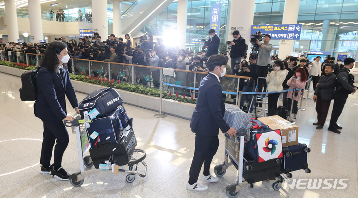 [인천공항=뉴시스] 김금보 기자 = 2023 월드베이스볼클래식(WBC) 한국 야구대표팀이 14일 오후 인천국제공항 제2여객터미널을 통해 귀국 하고 있다. 한국 야구 대표팀은 지난 13일 일본 도쿄돔에서 끝난 2023 WBC 1라운드 B조 경기에서 2승 2패를 기록, B조 3위에 그치면서 3개 대회 연속 1라운드 탈락의 수모를 겪었다. 2023.03.14. kgb@newsis.com