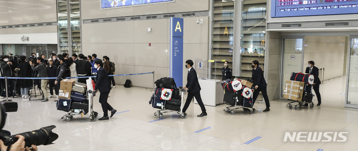 [인천공항=뉴시스] 김근수 기자 = 2023 월드베이스볼클래식(WBC) 한국 야구대표팀 선수들이 14일 오후 인천국제공항으로 귀국하고 있다. 2023.03.14. ks@newsis.com