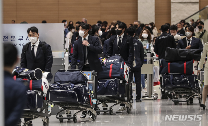 [인천공항=뉴시스] 김근수 기자 = 2023 월드베이스볼클래식(WBC) 한국 야구대표팀 선수들이 14일 오후 인천국제공항으로 귀국하고 있다. 2023.03.14. ks@newsis.com