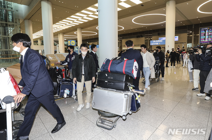 [인천공항=뉴시스] 김근수 기자 = 2023 월드베이스볼클래식(WBC) 한국 야구대표팀 선수들이 14일 오후 인천국제공항으로 귀국하고 있다. 2023.03.14. ks@newsis.com