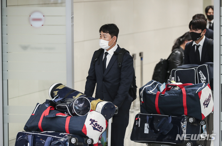 [인천공항=뉴시스] 김근수 기자 = 2023 월드베이스볼클래식(WBC) 한국 야구대표팀 양의지가 14일 오후 인천국제공항으로 귀국하고 있다. 2023.03.14. ks@newsis.com