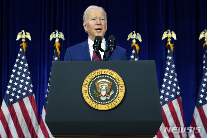 [몬터레이 파크=AP/뉴시스] 조 바이든 미국 대통령이 지난 14일(현지시간) 미 캘리포니아주 몬터레이 파크의 보이스&걸스 클럽에서 총기 폭력에 관해 연설하고 있다. 바이든 대통령은 '레드 플래그' 법을 비롯해 총기 구매자에 대한 신원조사를 강화하는 내용의 행정명령을 발표했다. '레드 플래그' 법은 위험하다고 판단되는 사람의 총기를 일시적으로 압류하는 내용으로 일부 주에서 발효 중이다. 2023.03.15.