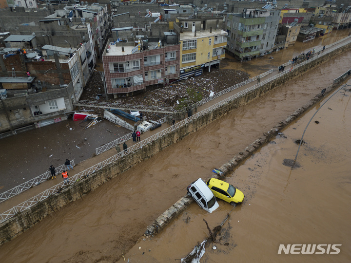 [산리우르파=AP/뉴시스] 15일(현지시간) 튀르키예 산리우르파에서 폭우로 인한 홍수가 발생해 자동차가 물에 잠겨 있다. 지난달 강진으로 황폐해진 튀르키예 동남부 지역에 폭우로 인한 홍수가 발생해 최소 10명이 숨지고 5명이 실종됐다. 2023.03.16.