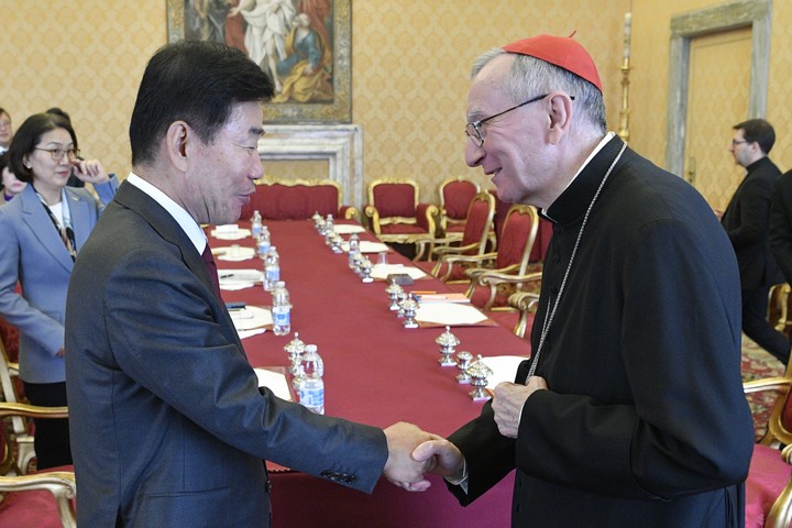 [로먀=뉴시스] 14일(현지시간) 피에트로 파롤린 교황청 국무원장을 만난 김진표 국회의장. (사진=국회의장실 제공) *재판매 및 DB 금지