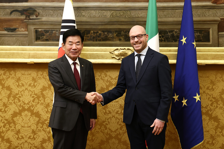 [로마=뉴시스] 14일(현지시간) 면담 전 '살라알도 모로'에서 기념촬영 하는 김진표 국회의장과 로렌초 폰타나 이탈리아 하원의장. (사진=국회의장실 제공) *재판매 및 DB 금지