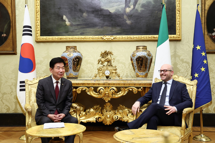 [로마=뉴시스] 14일(현지시간) 의장집무실(살라 델 카발리에레)에서 면담하는 김진표 국회의장과 로렌초 폰타나 이탈리아 하원의장. (사진=국회의장실 제공) *재판매 및 DB 금지