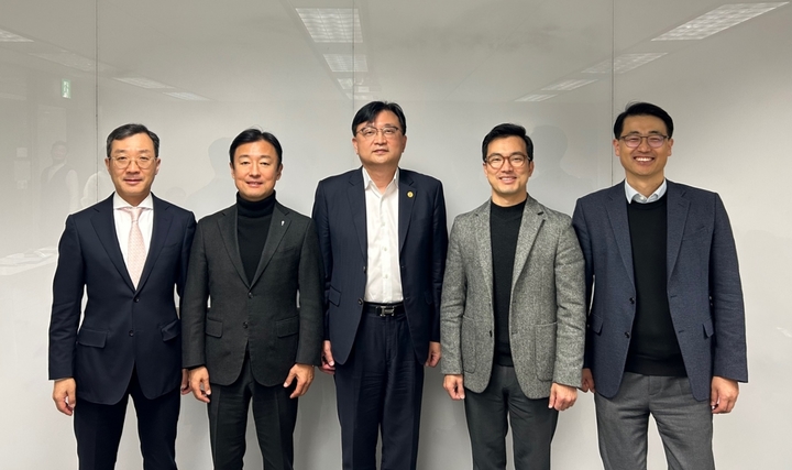 왼쪽부터 정책·제도위원회 위원장 강용성 (와이즈넛), 심의위원회 위원장 장인수 (베스핀글로벌) , 한국소프트웨어산업협회장 조준희, 서비스혁신위원회 위원장 정상원 (이스트소프트), 인력양성 및 일자리창출위원회 위원장 이경일 (솔트룩스) 등이 기념촬영 하고 있다 *재판매 및 DB 금지