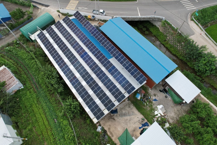 [안동=뉴시스] 축사 지붕에 설치된 태양광 발전 시설 *재판매 및 DB 금지