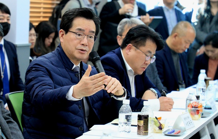 정황근 농림축산식품부 장관은 14일 충남 청양군 칠성에너지화시설에서 '농업·농촌 신재생에너지 생산 및 활용 확대를 위한 현장 간담회'를 개최했다.(사진=농식품부) *재판매 및 DB 금지