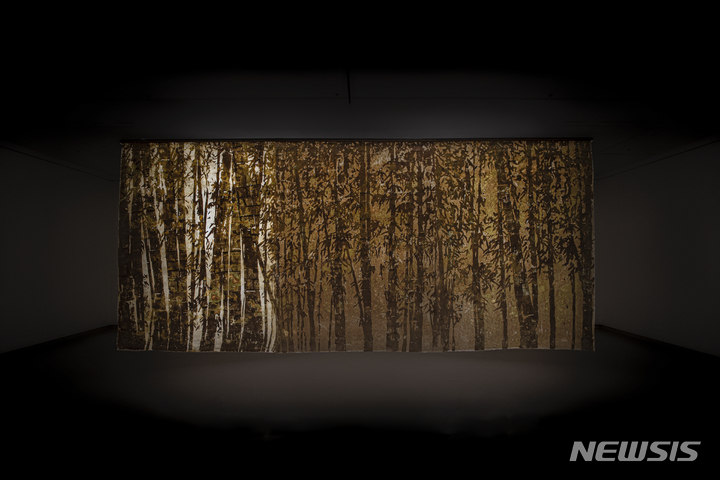 [창원=뉴시스] 조현수 작가의 'after-image#3', 2019, 닥지에 동박, 250x570㎝. (사진=경남도립미술관 제공)2023.03.15. photo@newsis.com