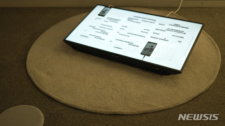 [창원=뉴시스] 한혜림 작가의 '빨리 달리는 달', 2022, 단채널비디오, 컬러, 사운드, 4분2초. (사진=경남도립미술관 제공)2023.03.15. photo@newsis.com