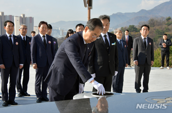 [창원=뉴시스]홍정명 기자=한덕수 국무총리가 15일 오전 창원시 마산회원구 국립 3·15민주묘지 찾아 분향하고 있다.(사진=경남도 제공) 2023.03.15. photo@newsis.com